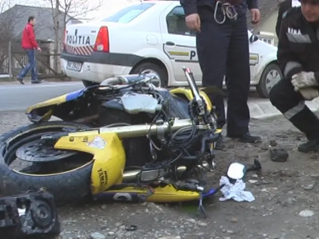 Două mașini și o motocicletă, implicate într-un accident rutier pe DN1A, la Corlătești. Trafic blocat
