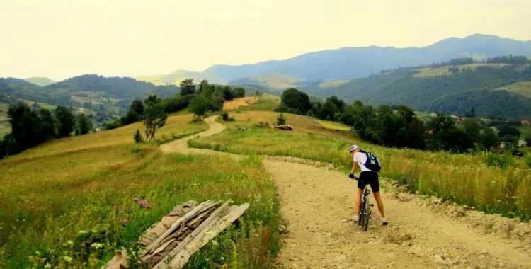 Turişti cu biciclete, suprinşi de ploaie pe un traseu montan în zona Comarnic- Secăria