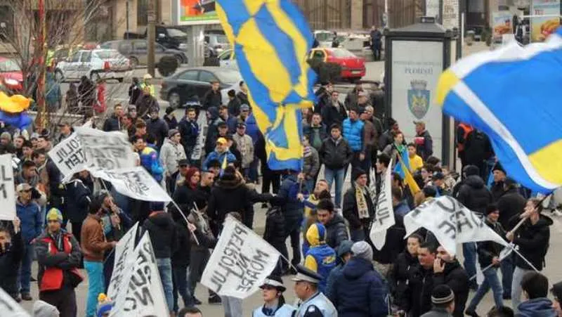 Suporterii Petrolului Ploiești se pregătesc să sărbătorească promovarea în Liga a IIa : Să tremure iarăși țara la gândul că lupii galbeni s-au întors! 