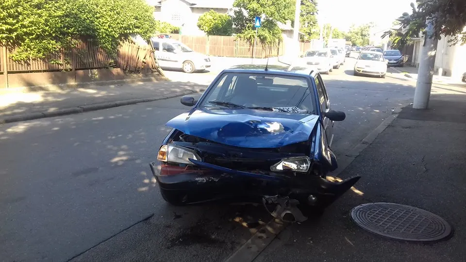 Trei autoturisme, implicate într-un accident rutier produs în Ploiești. O mașină s-a răsturnat| FOTO
