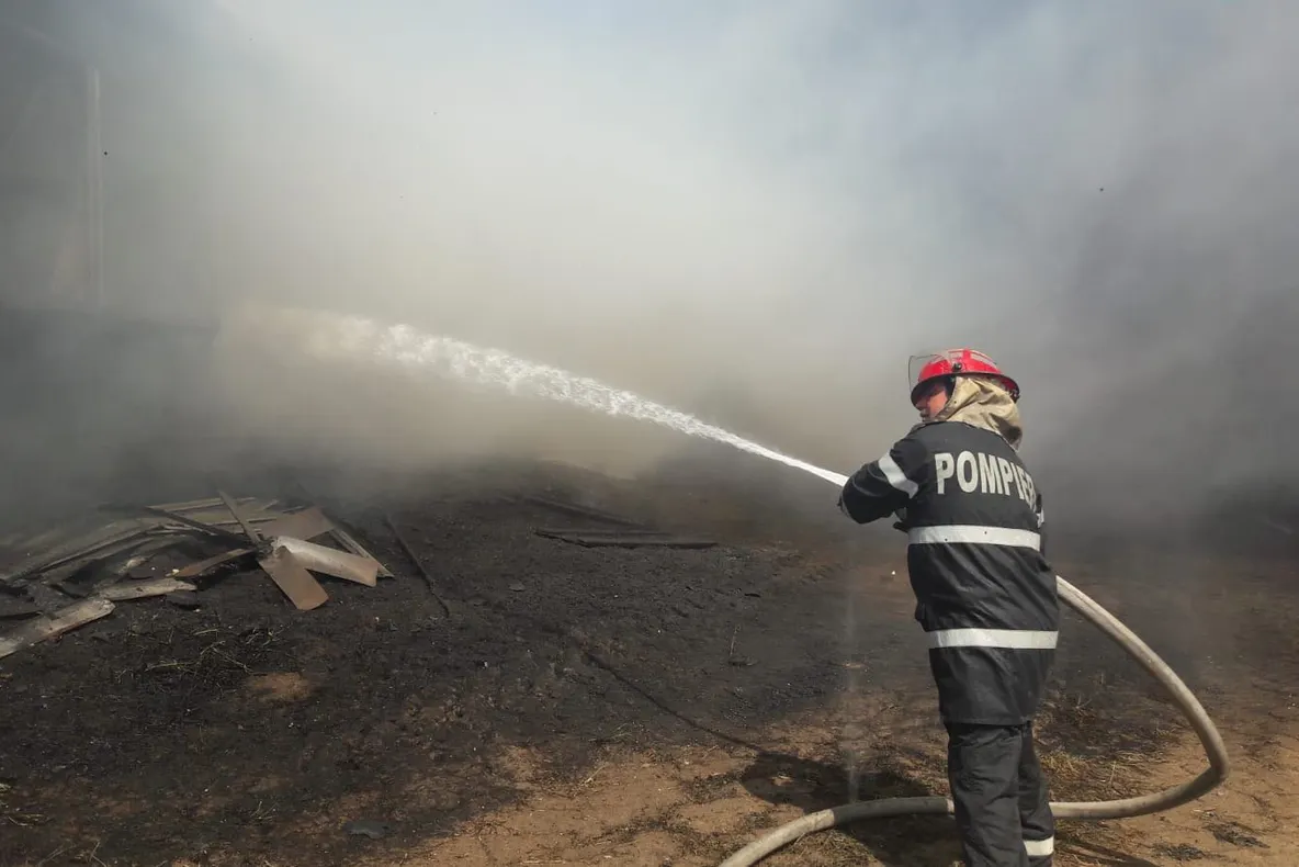 Incendiu într-o gospodărie din Florești! Au fost cuprinși de flăcări zeci de baloți de paie