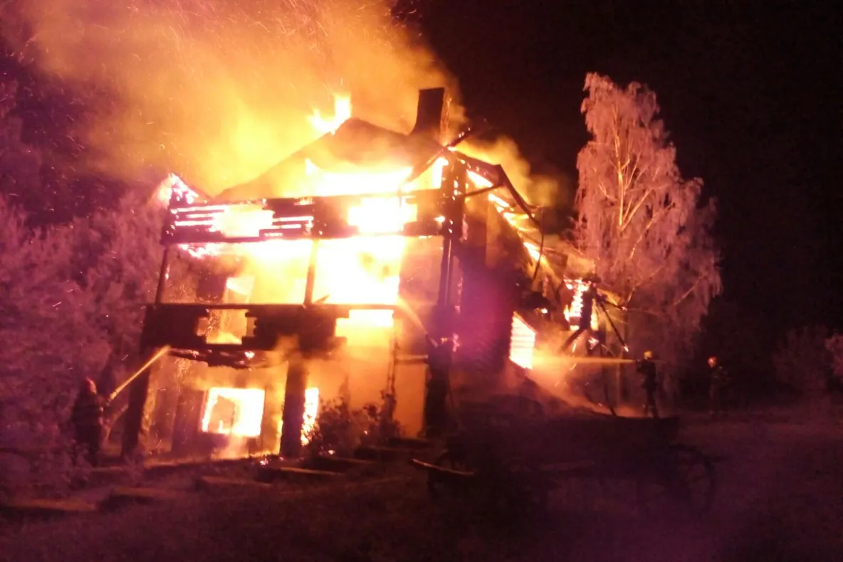 Incendiu devastator la o casă de vacanță din localitatea prahoveană Breaza | FOTO&amp;VIDEO