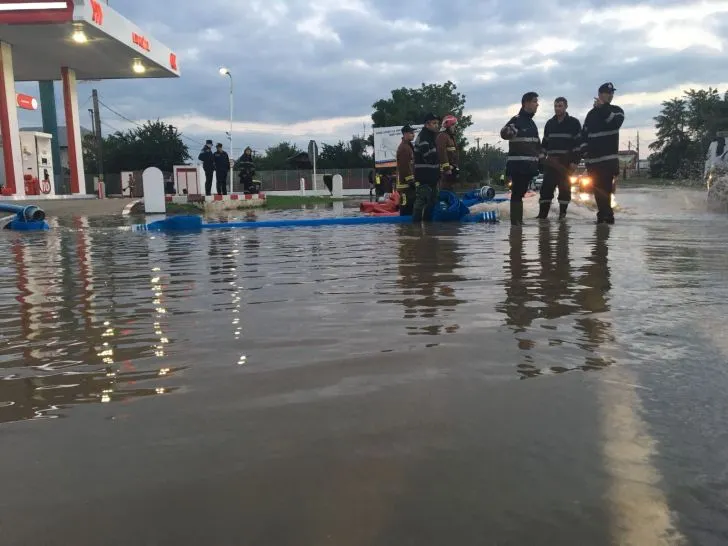 FOTO Trafic blocat la ieșirea din DN1 spre Ploiești din cauza inundațiilor
