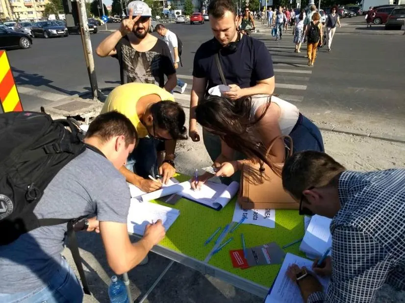 Peste 10.000 de prahoveni au semnat petiţia "Fără penali în funcţii publice"