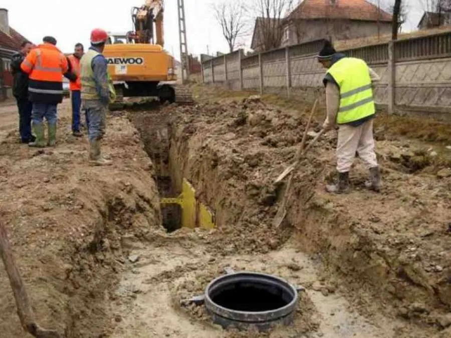 Lucrări de extindere a rețelei de canalizare pe o stradă din Ploiești