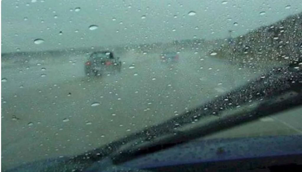 Accident straniu pe autostrada A3. Patru mașini avariate de o bară metalică!