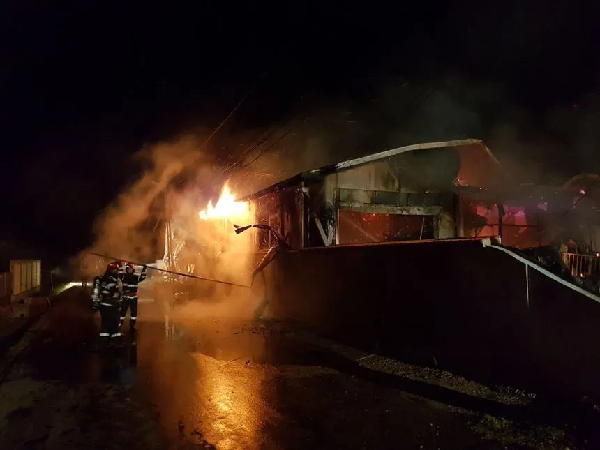 Incendiul care a distrus un service auto la Păulești, provocat de un scurtcircuit