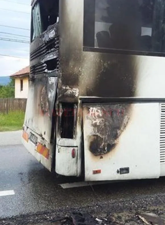Microbuz cu pasageri, cuprins de flăcări la Păuleşti, în Prahova