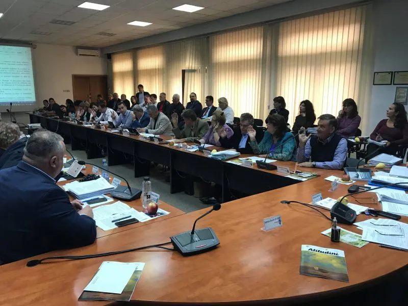 Dezbateri aprinse în Consiliul Local Ploiești pe tema contractului cu Veolia Energie! George Botez zice că s-au făcut discuții “pe sub masă” cu un alt operator | VIDEO
