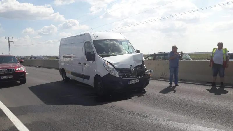 Accident pe DN 1, în apropiere de Ploiești!  În urma impactului o mașină a ajuns în câmp VIDEO