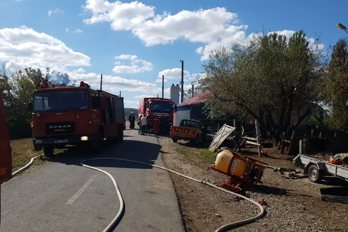 VIDEO Incendiu la Păulești! Ard baloți de paie!