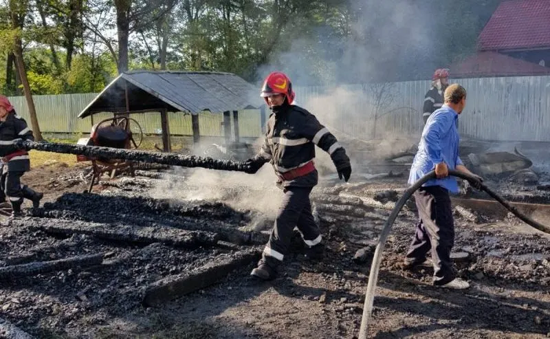 Incendiu la un depozit de cherestea dintr-o comuna prahoveană VIDEO