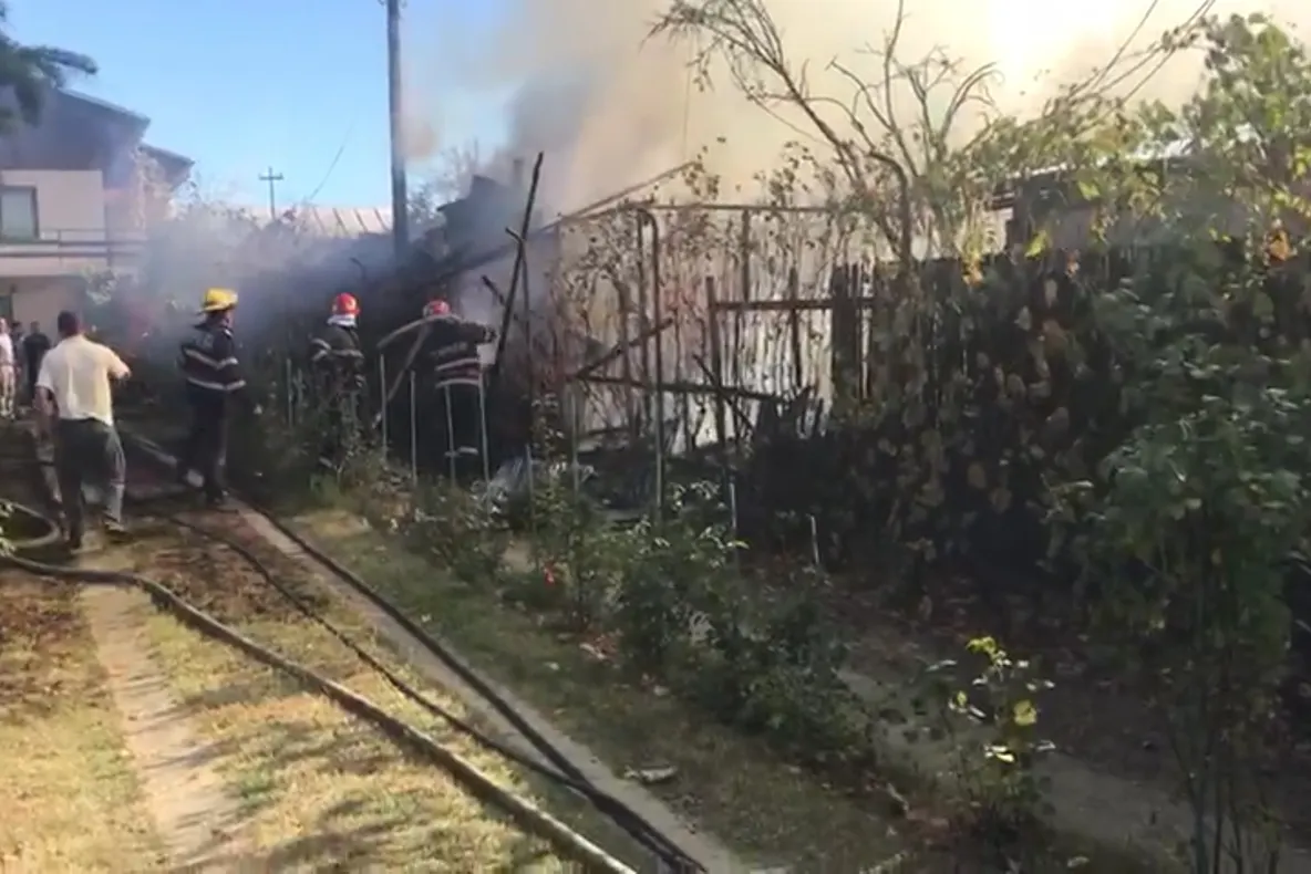 VIDEO| Două locuințe din satul Ploieștori, cuprinse de flăcări