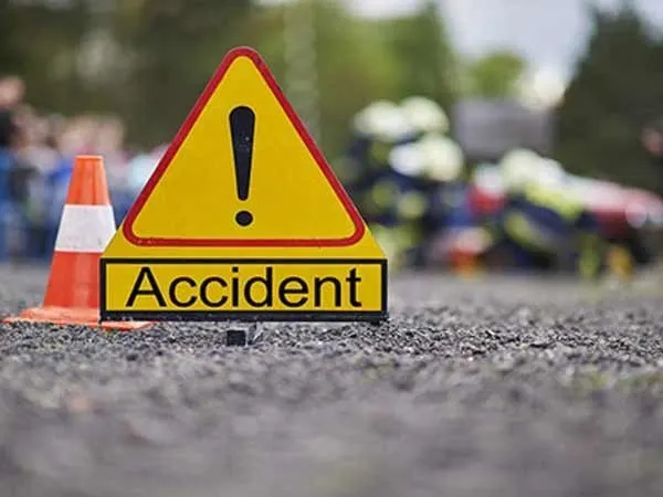 Două mașini au acroșat pe rând o femeie care traversa DN1