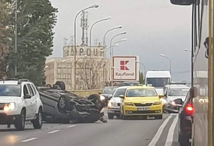 Cinci mașini, implicate într-un accident în lanț la Ploiești | FOTO