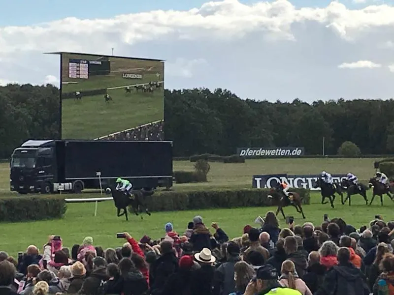 Hipodromul Ploieşti se înfrăţeşte cu Hipodromul Hoppegarten din Berlin | FOTO
