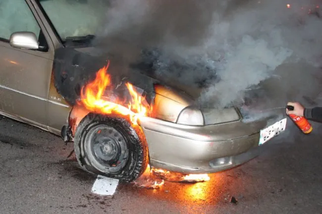 O mașină a luat foc în trafic la Câmpina