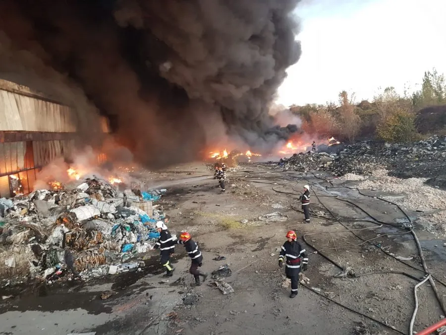 VIDEO| Incendiu la fosta firmă din Ploiești a ministrului Ștefan Radu Oprea