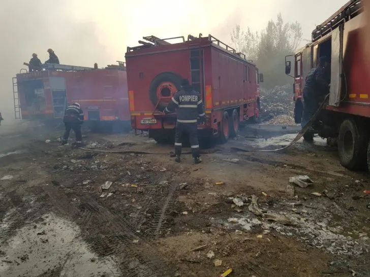 Trei case din Ploiești, cuprinse de flăcări