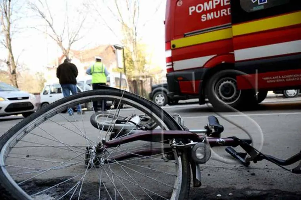 Accident grav la Breaza! Un biciclist se zbate între viață și moarte