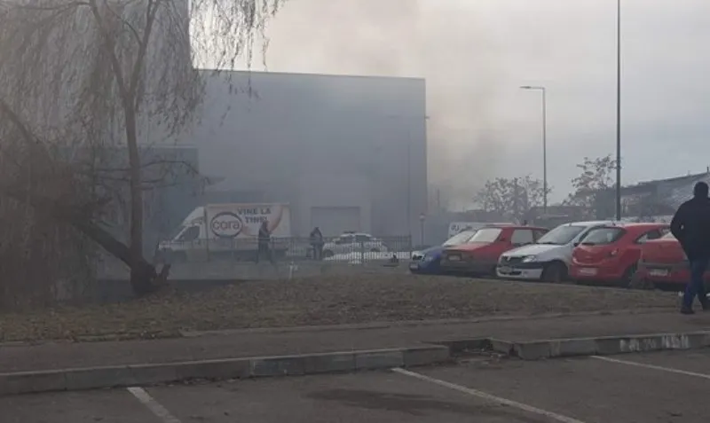 Un mall din Ploiești, evacuat din cauza unui incendiu