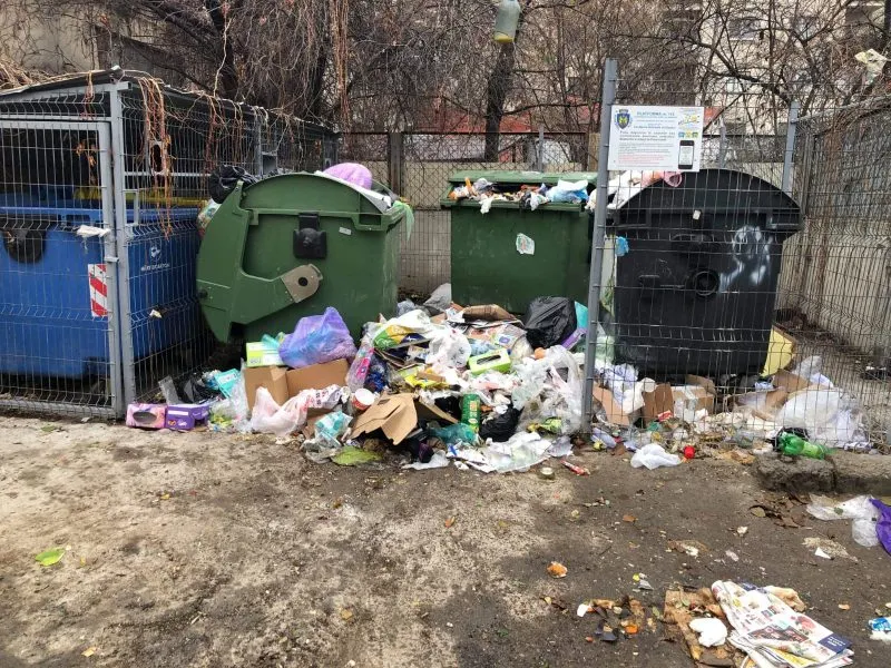 Rosal continuă să nu ridice gunoiul din Ploiești! Noi amenzi aplicate operatorului de salubritate