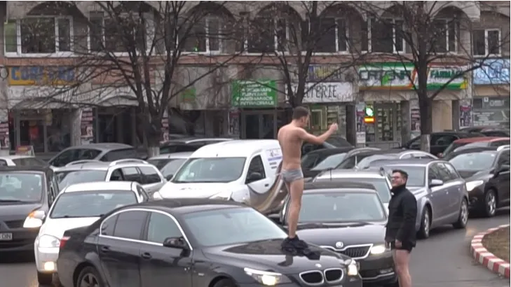 Doi tineri s-au ales cu dosar penal în urma unei farse. Au blocat două intersecții din Ploiești și au ieșit dezbrăcați din mașini VIDEO