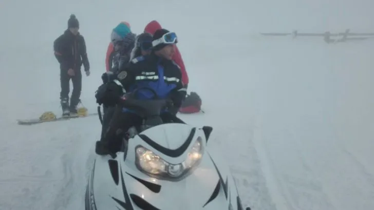 VIDEO Sute de turiști, blocaţi pe munte, la Cota 2000 din cauza vremii extreme