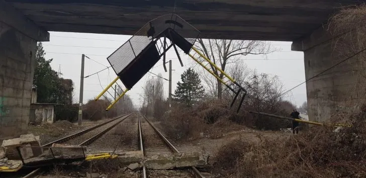 FOTO Trafic feroviar întrerupt în zona Ploieștiului! Balustrada unui pod căzută peste calea ferată!