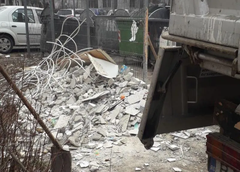 Ploieştiul, un oraş murdar şi din cauza locuitorilor! Tone de deșeuri rezultate din construcții, aruncate pe domeniul public FOTO