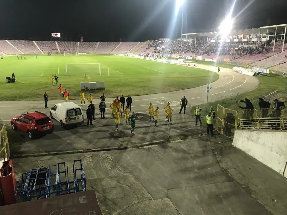 Lupii au răbufnit după înfrângerea de la Timișoara: Nu meritați, nu meritați la Petrolul să jucați! Reacțiile din interiorul clubului | VIDEO
