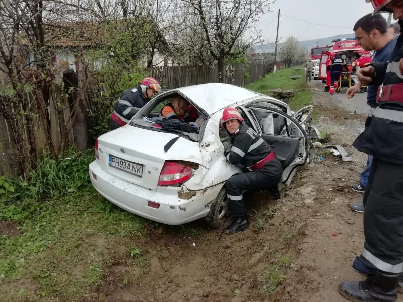 Accident grav în localitatea Vărbilău! O persoană a rămas încarcerată | FOTO