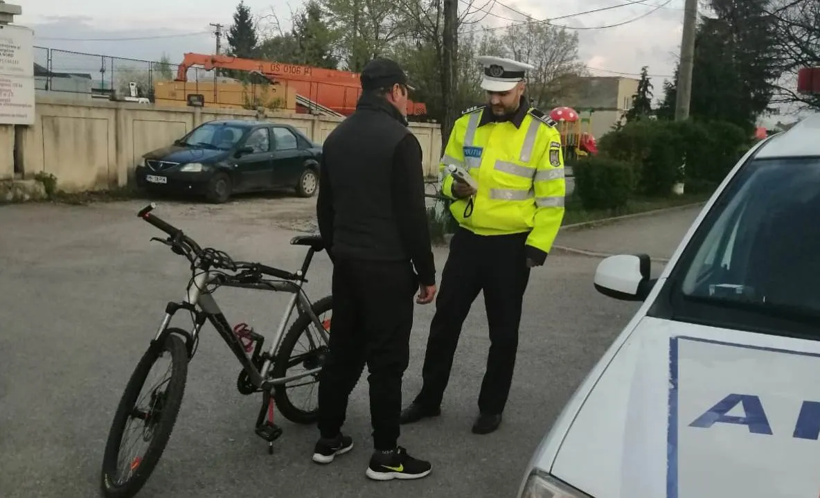 Polițiștii prahoveni s-au pus cu... etilotestul pe bicicliști! 73 de bicicliști și 55 de pietoni sancționați