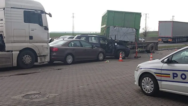 O remorcă s-a desprins și a avariat trei autoturisme și un camion