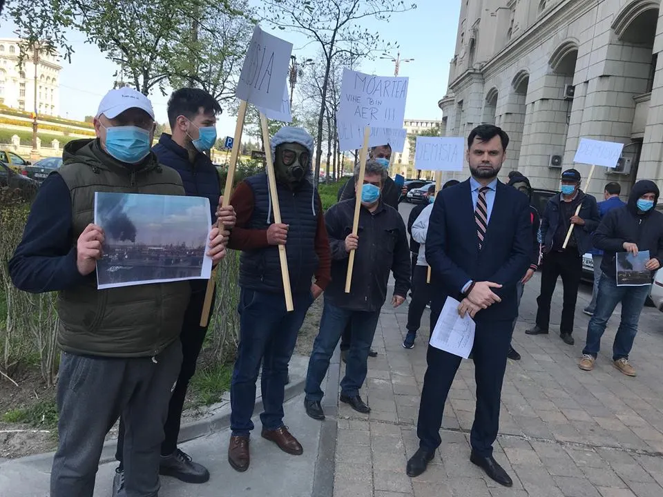 Stop poluării din Ploiești. Primarul Adrian Dobre, protest în fața Ministerului Mediului | VIDEO