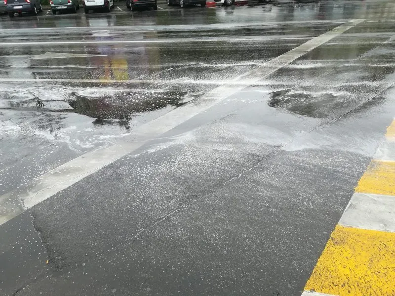 FOTO | După ploaie, străzile din Ploiești par că au fost spălate cu dero FOTO