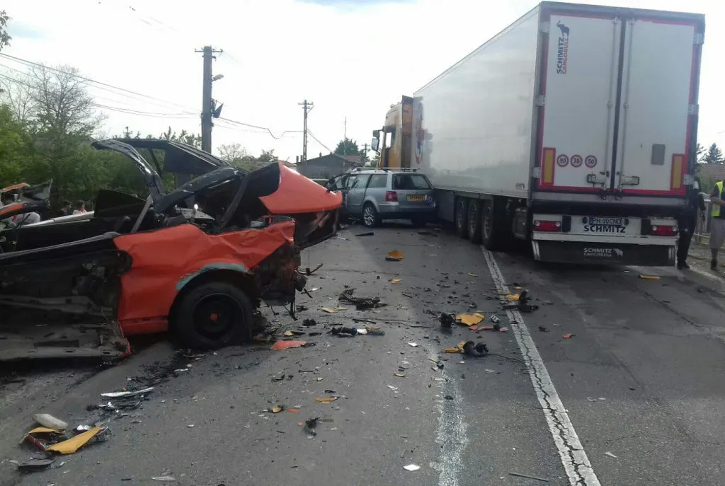 FOTO-Accident grav pe DN 1B, la Loloiasca. Două persoane încarcerate