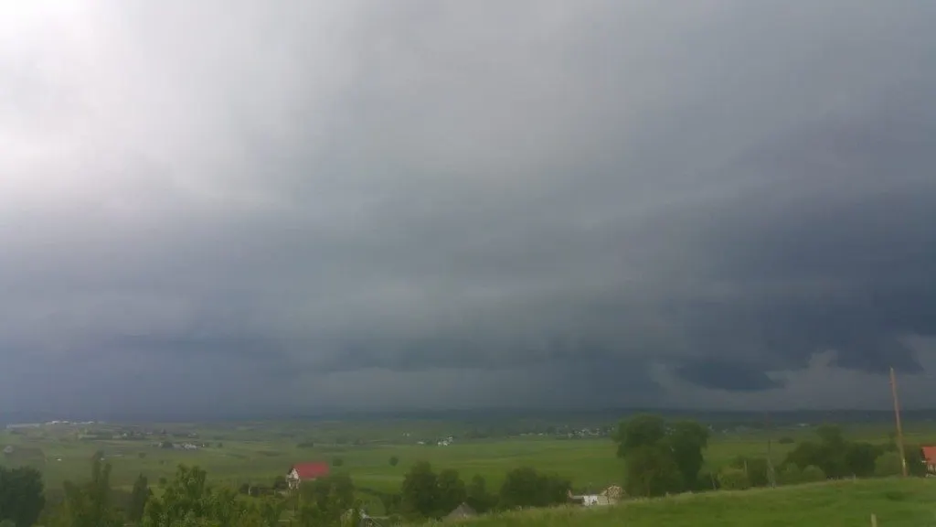 Avertizare RO-ALERT în mai multe localități din Prahova. Se anunță averse torențiale, grindină și vijelii!