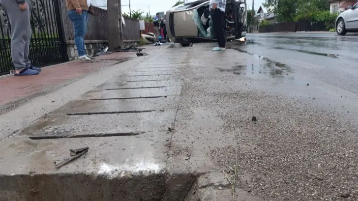 FOTO Accident, sâmbătă dimineața, la Găgeni, pe DJ102