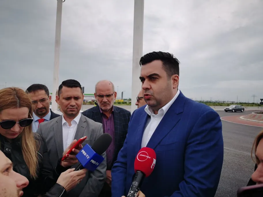 VIDEO| Ministrul Transporturilor, Răzvan Cuc, despre UBER, Taxify şi Clever: Nu îi interzice nimeni, nu vor fi probleme