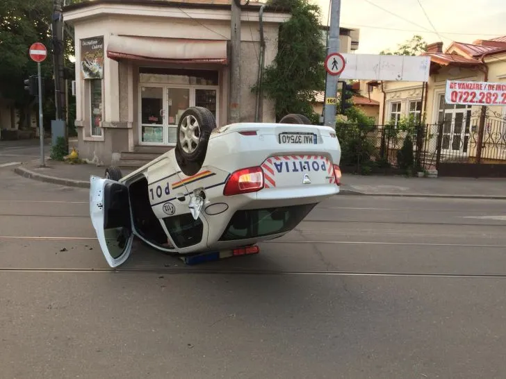 FOTO Mașină de Poliție, răsturnată în centrul Ploieștiului
