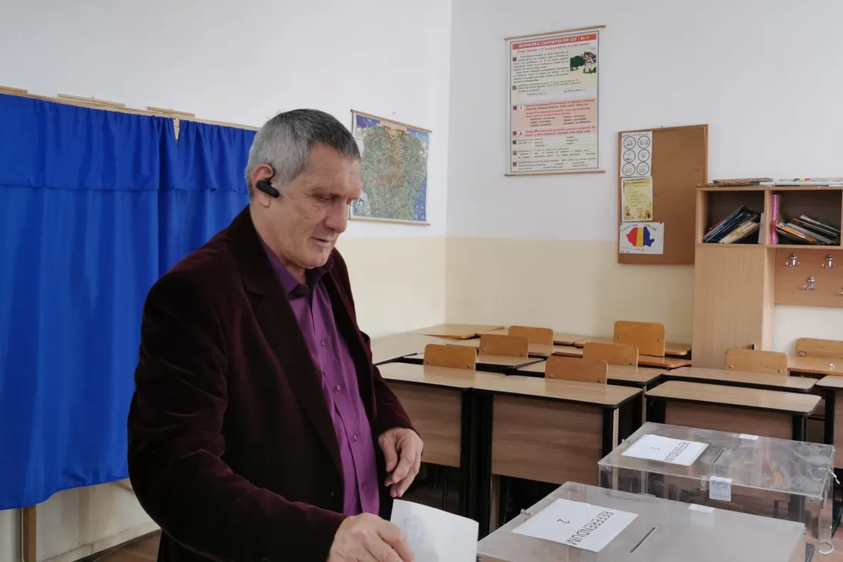 VIDEO Antrenorul Titi Tudor, la secția de votare, împreună cu soția