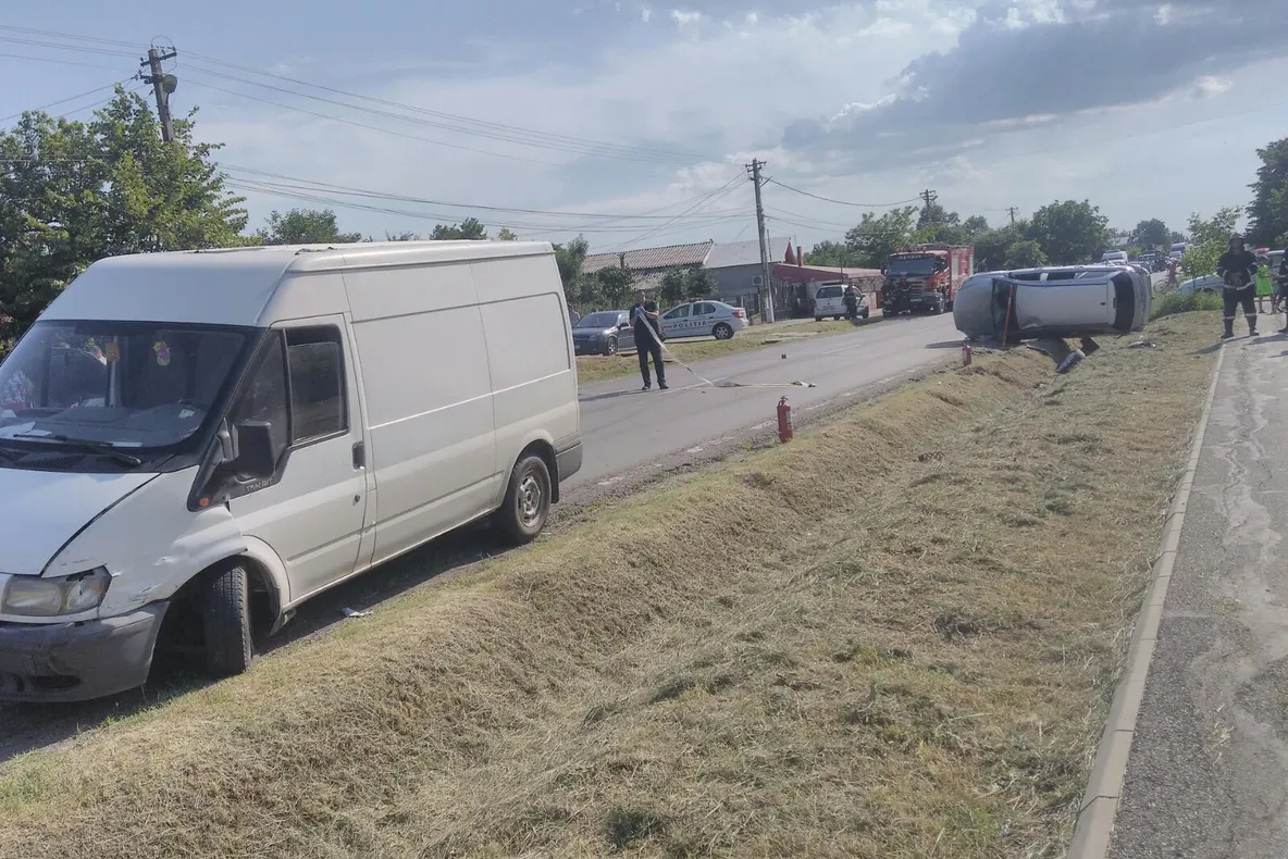FOTO| Trei mașini implicate într-un accident rutier la Loloiasca. Una s-a răsturant