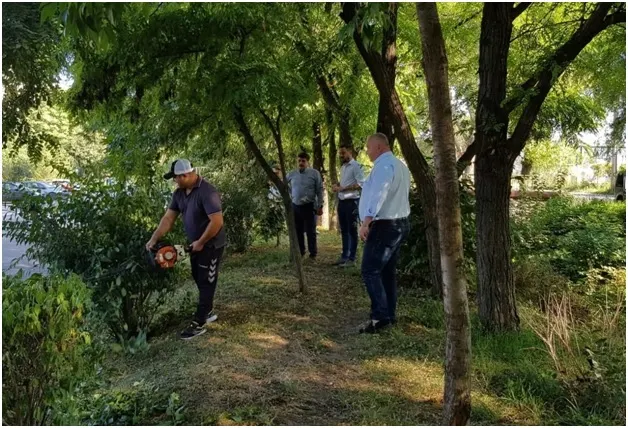 Acțiunea de ecologizare a albiei pârâului Dâmbu, sub supravegherea viceprimarului Ganea