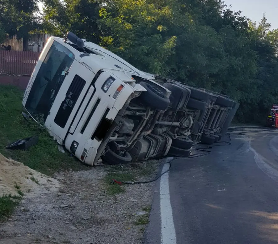Trafic restricționat pe DN1A, la Izvoarele. TIR răsturnat!