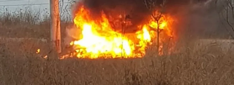 Lan de porumb distrus din cauza unei maşini care a luat foc la Tîrgșoru Vechi