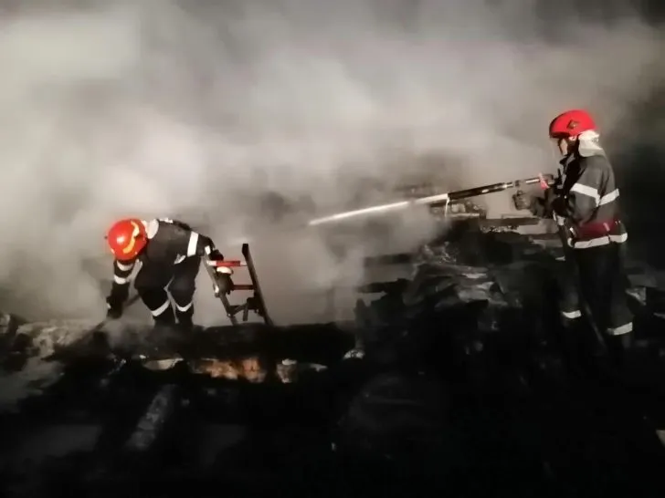 Incendiu devastator în comuna Teișani! Au fost mobilizați 16 pompieri