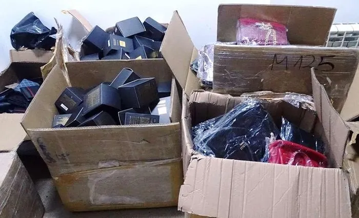 Sute de articole contrafăcute, confiscate de polițiștii prahoveni. Au fost aplicate amenzi de peste 55.000 lei