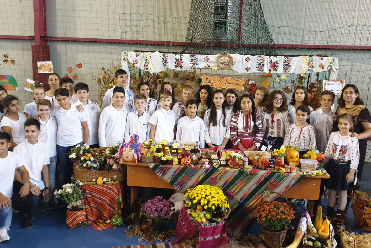 FOTO&amp;VIDEO| ”Festivalul Toamnei”, un eveniment inedit organizat de elevii de la “Mihai Eminescu” din Ploiești prin care au strâns bani pentru modernizarea școlii