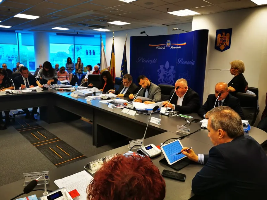 VIDEO | Scandal monstru în ședința Consiliului Local Ploiești pe tema parcărilor condominiale